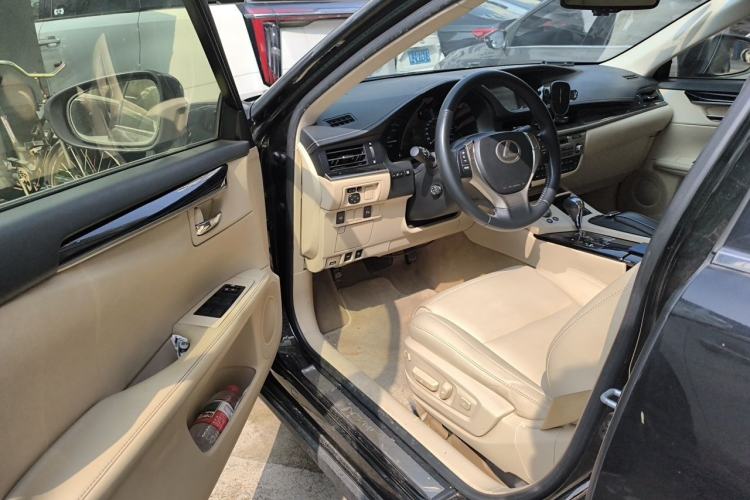 Used Lexus ES 2014 300h Elite Edition Driver Seat