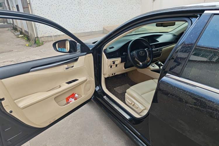 Used Lexus ES 2014 300h Elite Edition Driver Seat