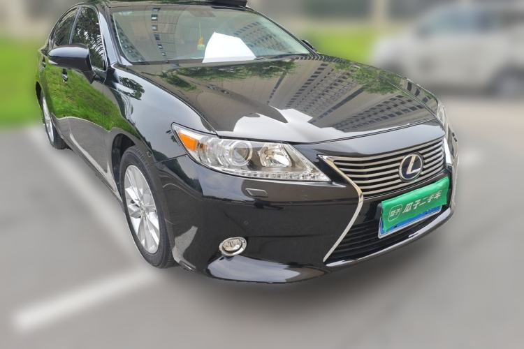 Used Lexus ES 2014 300h Elite Edition Front Right 45 Deg
