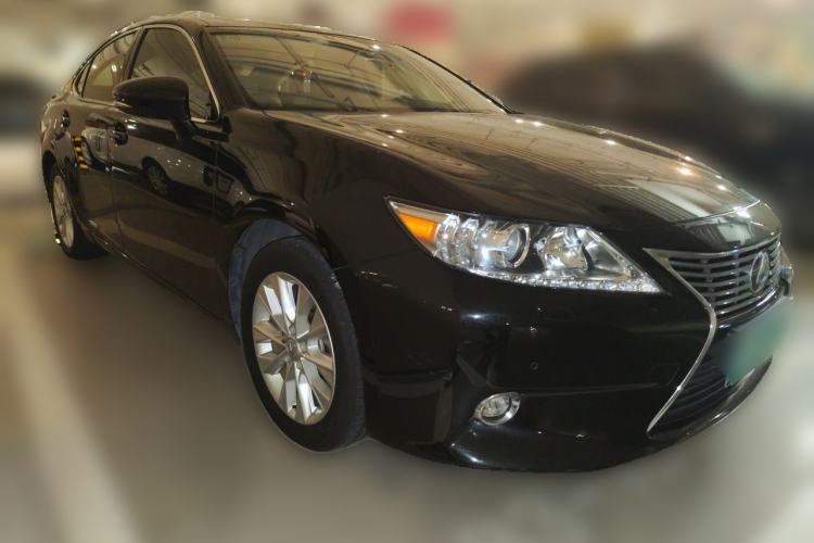 Used Lexus ES 2014 300h Elite Edition Front Right 45 Deg