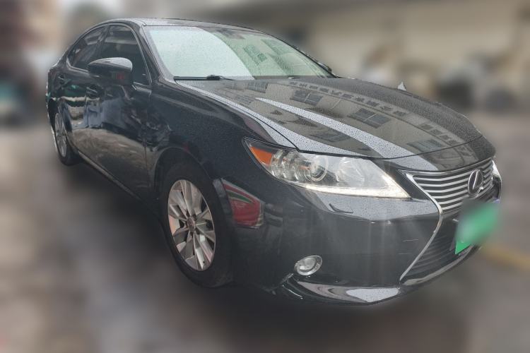 Used Lexus ES 2014 300h Elite Edition Front Right 45 Deg