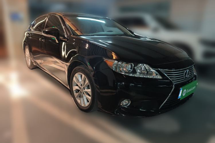Used Lexus ES 2014 300h Elite Edition Front Right 45 Deg