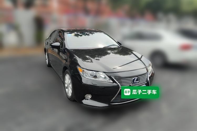 Used Lexus ES 2014 300h Elite Edition Front Right 45 Deg