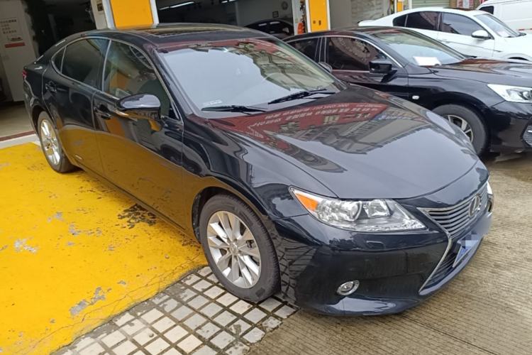 Used Lexus ES 2014 300h Elite Edition Front Right 45 Deg