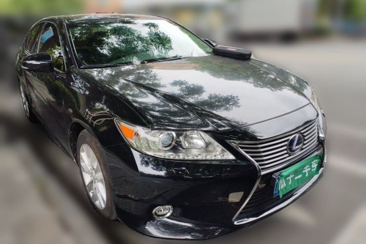 Used Lexus ES 2014 300h Elite Edition Front Right 45 Deg