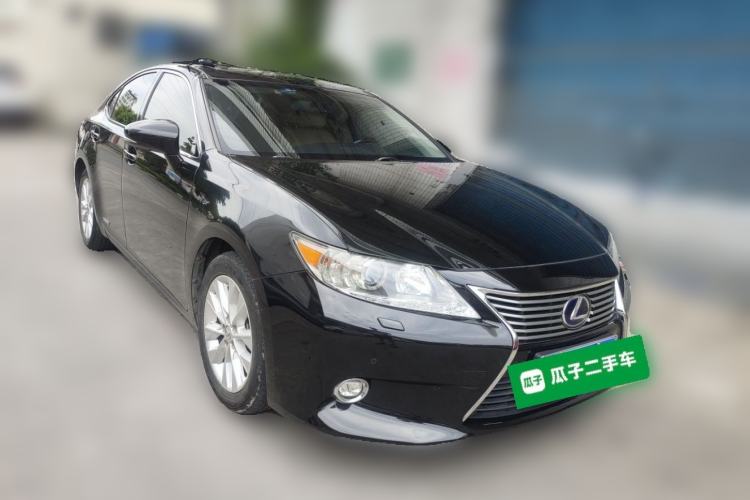 Used Lexus ES 2014 300h Elite Edition Front Right 45 Deg