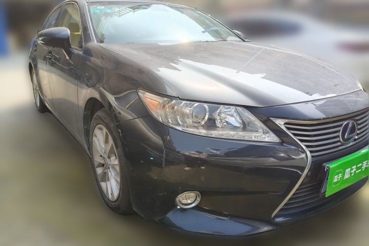 Used Lexus ES 2014 300h Elite Edition Front Right 45 Deg