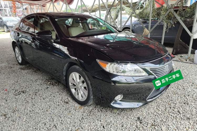 Used Lexus ES 2014 300h Elite Edition Front Right 45 Deg