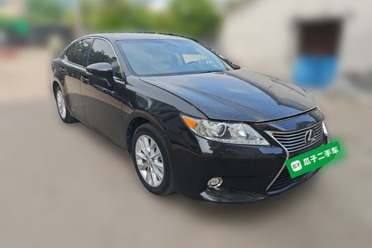Used Lexus ES 2014 300h Elite Edition Front Right 45 Deg