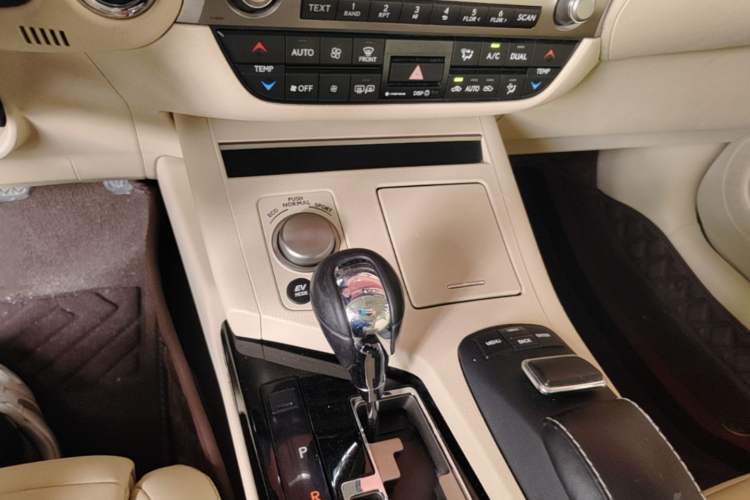 Used Lexus ES 2014 300h Elite Edition Gear Lever