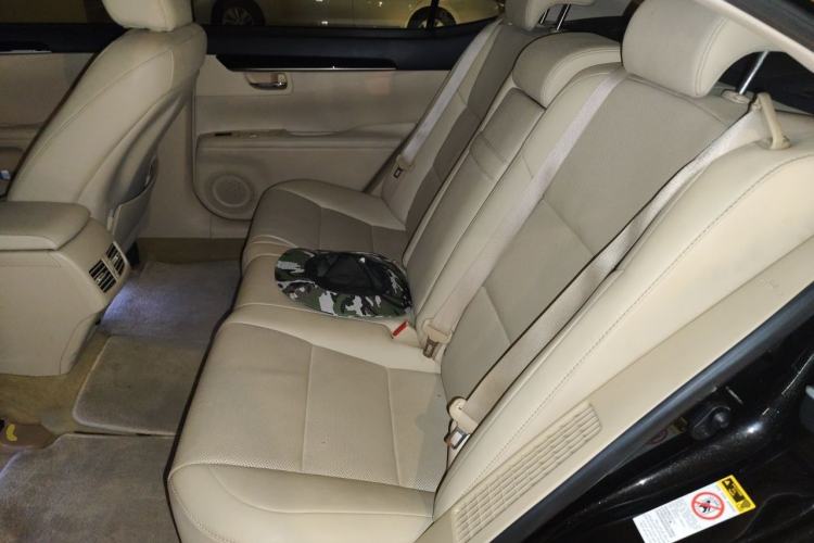 Used Lexus ES 2014 300h Elite Edition Left Rear Seat