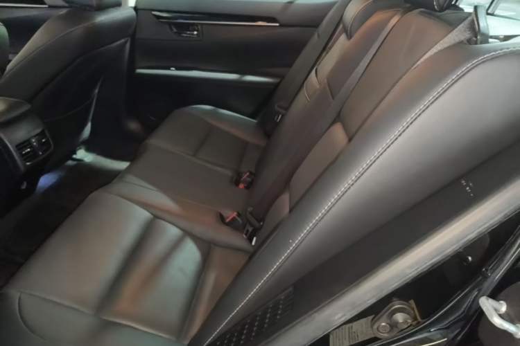 Used Lexus ES 2014 300h Elite Edition Left Rear Seat