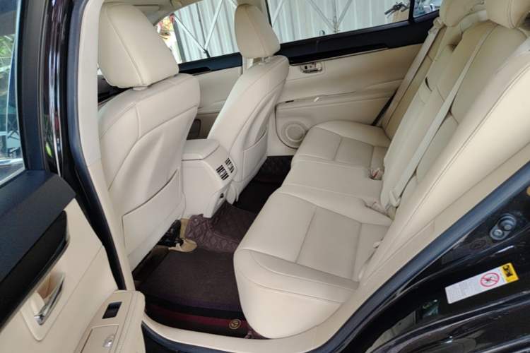 Used Lexus ES 2014 300h Elite Edition Left Rear Seat