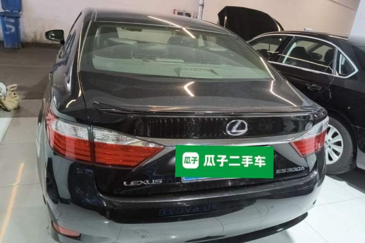 Used Lexus ES 2014 300h Elite Edition Rear