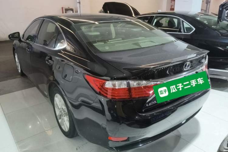 Used Lexus ES 2014 300h Elite Edition Rear Left 45 Deg