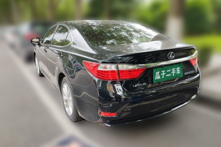 Used Lexus ES 2014 300h Elite Edition Rear Left 45 Deg