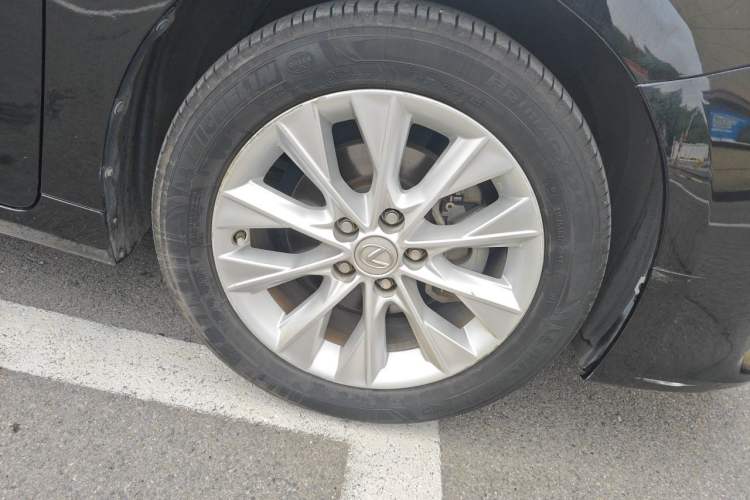 Used Lexus ES 2014 300h Elite Edition Right Front Wheel Hub