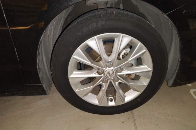 Used Lexus ES 2014 300h Elite Edition Right Front Wheel Hub