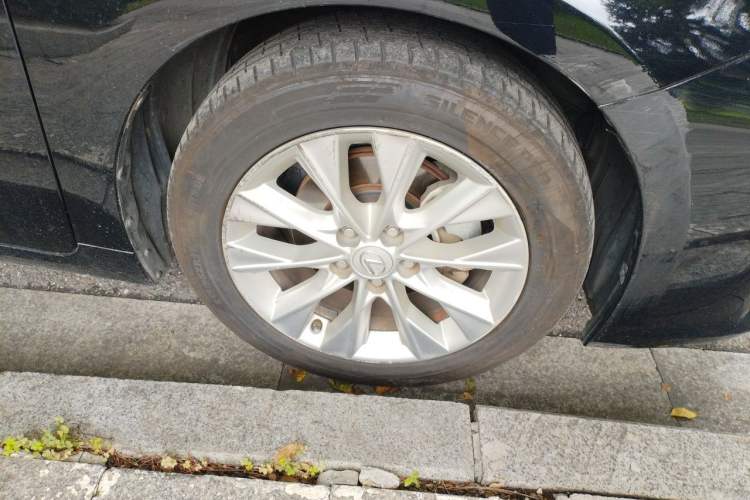 Used Lexus ES 2014 300h Elite Edition Right Front Wheel Hub
