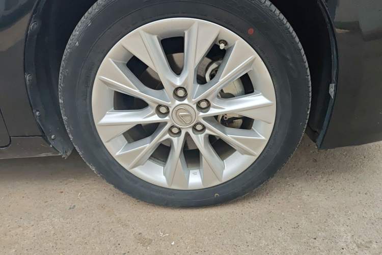 Used Lexus ES 2014 300h Elite Edition Right Front Wheel Hub
