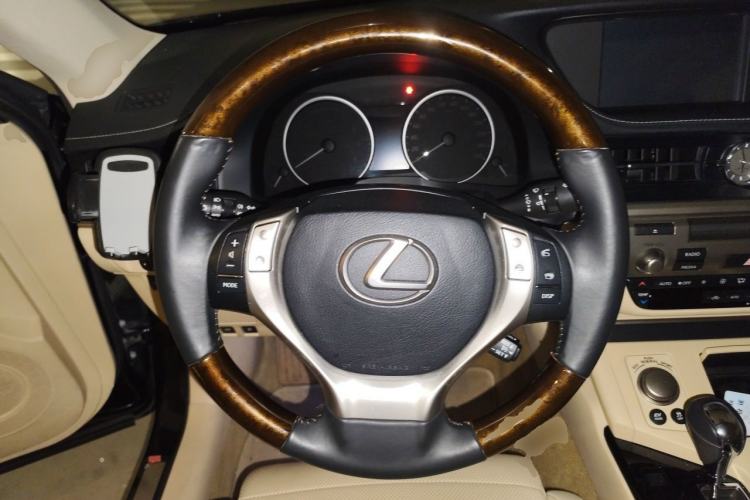 Used Lexus ES 2014 300h Elite Edition Steering Wheel