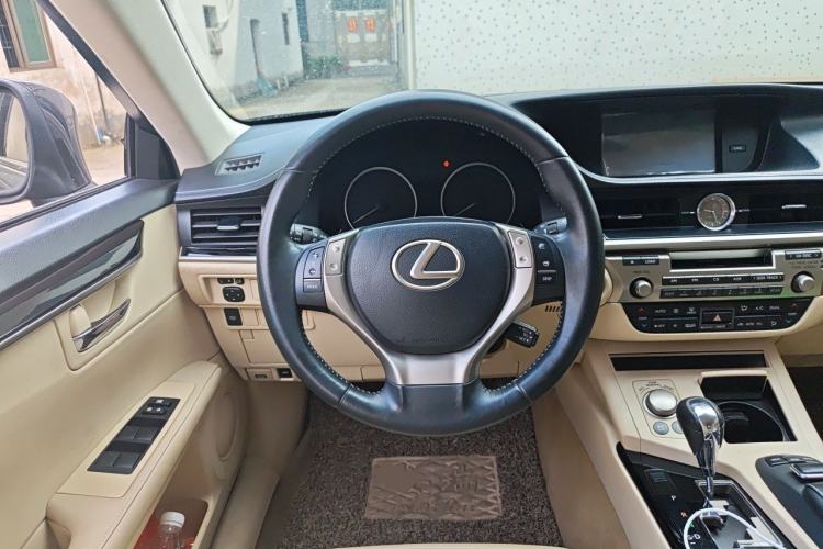 Used Lexus ES 2014 300h Elite Edition Steering Wheel