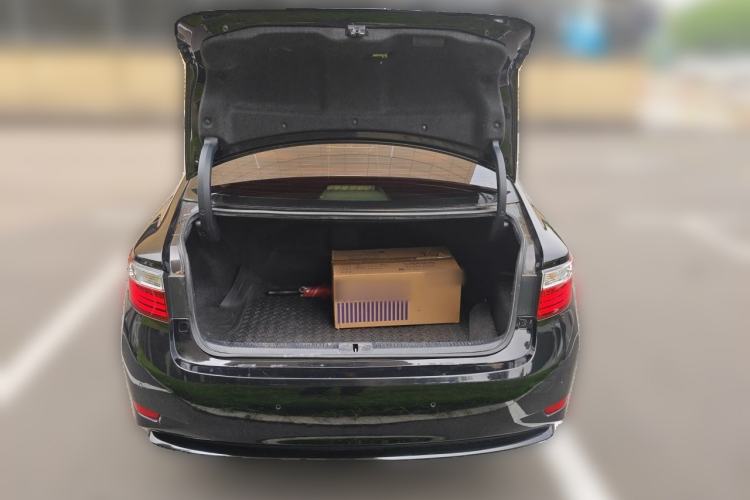Used Lexus ES 2014 300h Elite Edition Trunk