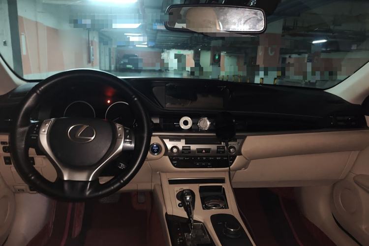 Used Lexus ES 2014 300h Elite Edition Center Console
