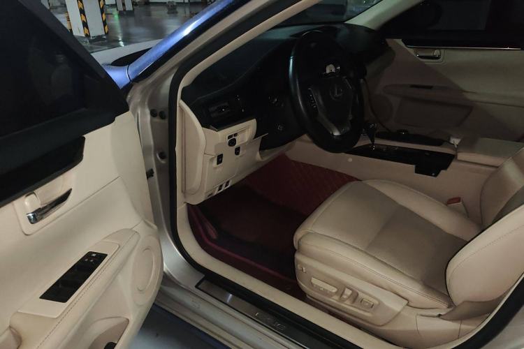 Used Lexus ES 2014 300h Elite Edition Driver Seat