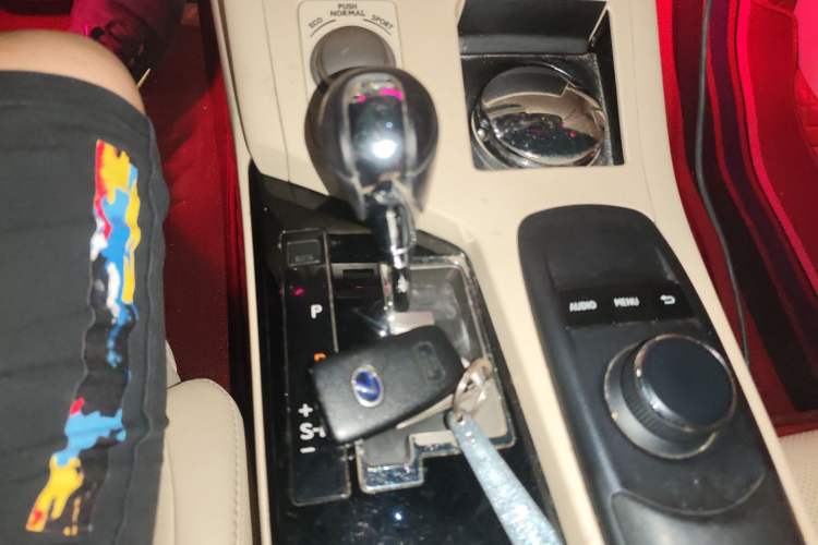 Used Lexus ES 2014 300h Elite Edition Gear Lever
