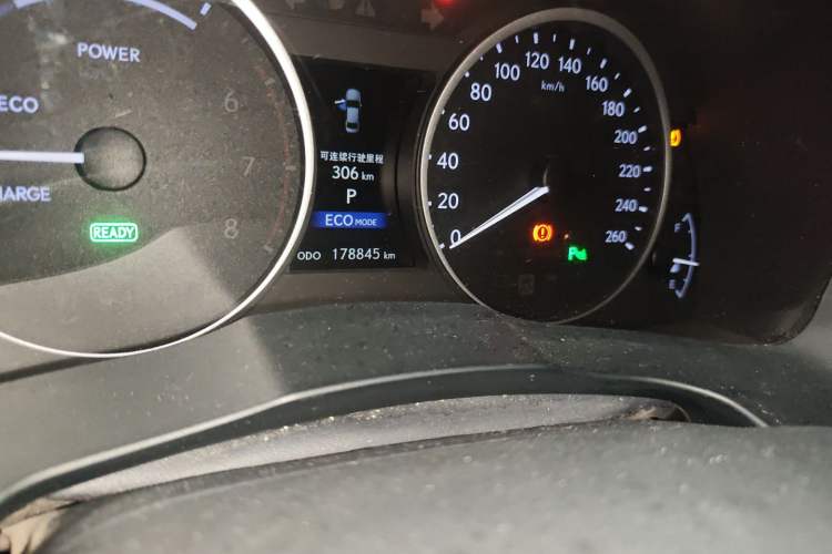 Used Lexus ES 2014 300h Elite Edition Odometer Close Up