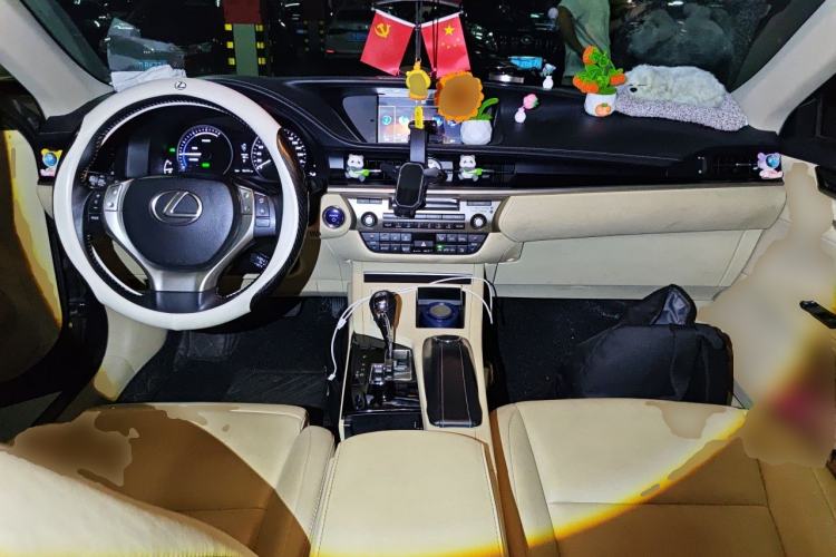Used Lexus ES 2014 300h Elite Edition Center Console