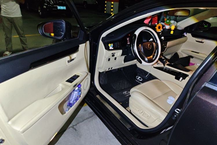 Used Lexus ES 2014 300h Elite Edition Driver Seat