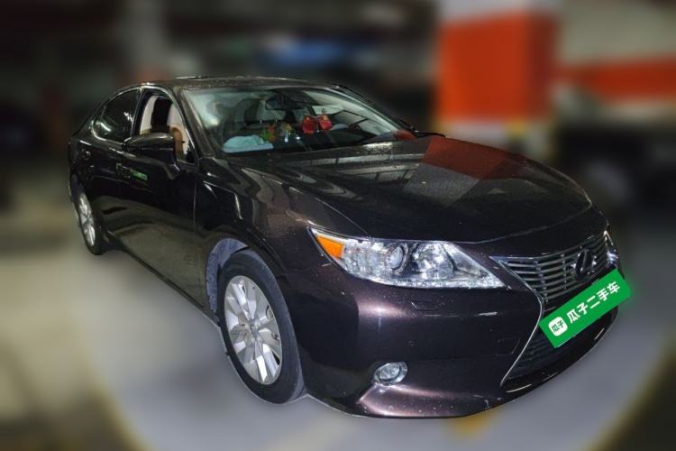 Used Lexus ES 2014 300h Elite Edition Front Right 45 Deg