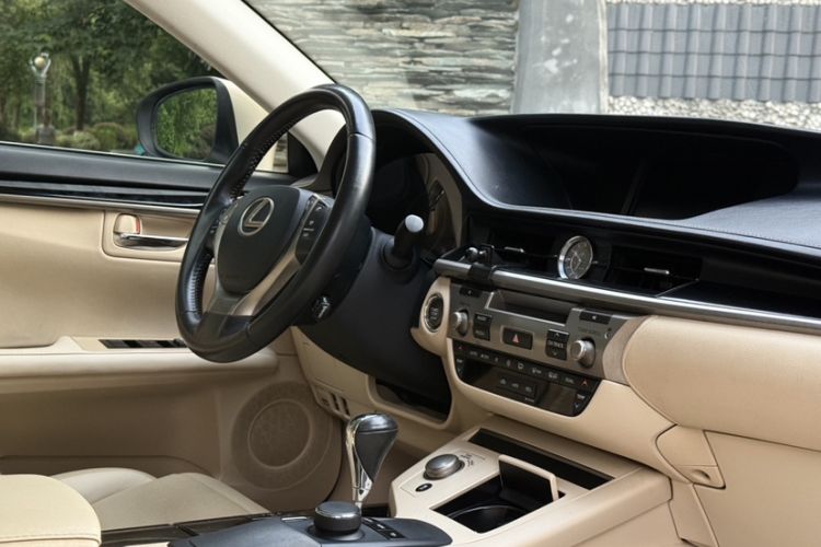 Used Lexus ES 2014 250 Elite Edition Interior 2