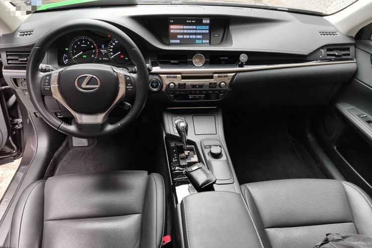Used Lexus ES 2014 300h Elite Edition Center Console