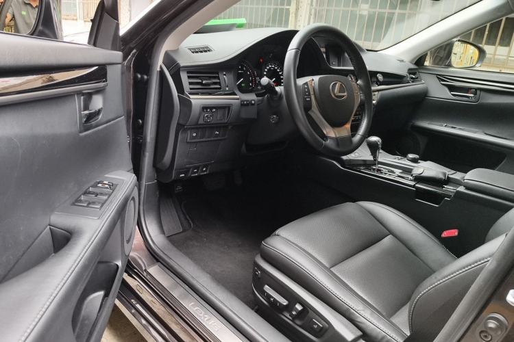 Used Lexus ES 2014 300h Elite Edition Driver Seat
