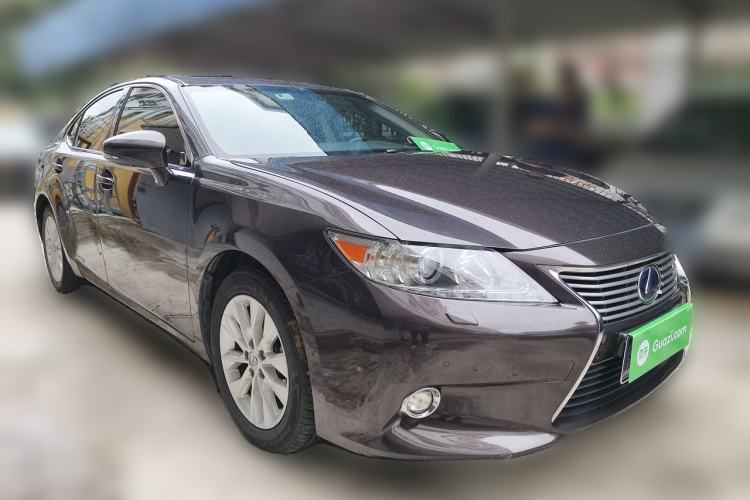 Used Lexus ES 2014 300h Elite Edition Front Right 45 Deg