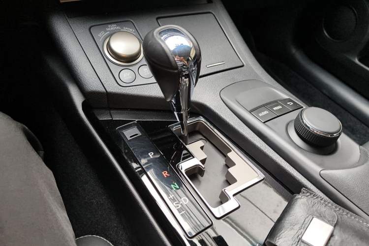 Used Lexus ES 2014 300h Elite Edition Gear Lever