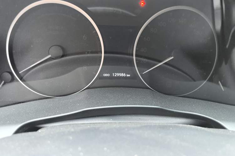 Used Lexus ES 2014 300h Elite Edition Odometer Close Up