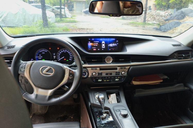 Used Lexus ES 2014 300h Comfort Edition Center Console