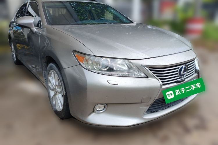 Used Lexus ES 2014 300h Comfort Edition Front Right 45 Deg