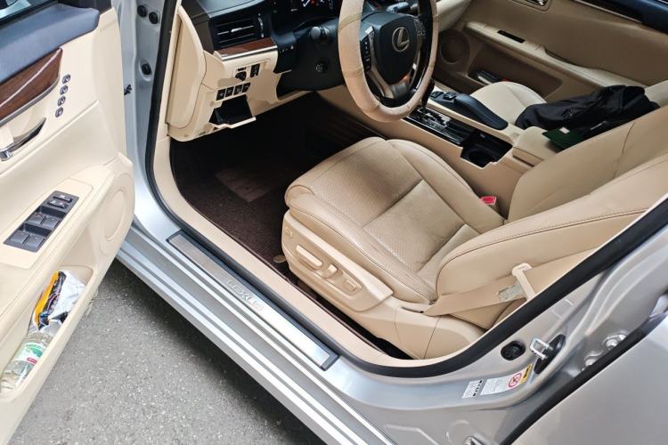 Used Lexus ES 2014 300h Luxury Edition Driver Seat