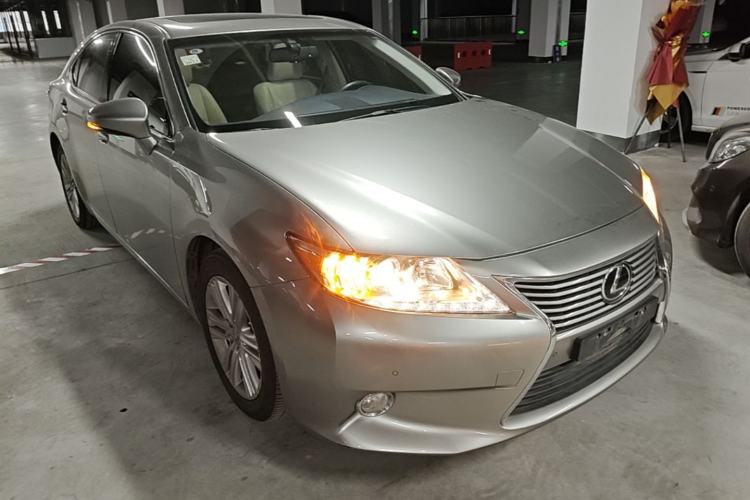 Used Lexus ES 2014 250 Elite Edition Front Right 45 Deg