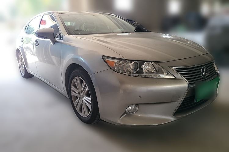 Used Lexus ES 2014 250 Elite Edition Front Right 45 Deg