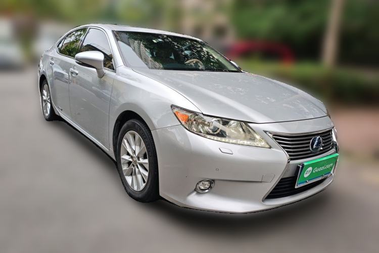 Used Lexus ES 2014 300h Luxury Edition Front Right 45 Deg