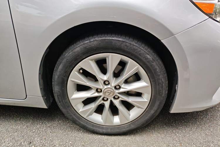Used Lexus ES 2014 300h Luxury Edition Right Front Wheel Hub