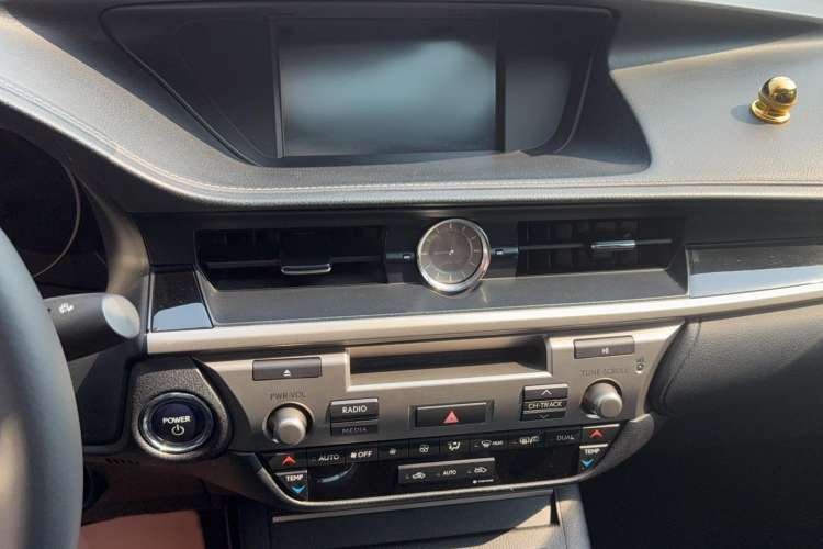 Used Lexus ES 2014 300h Elite Edition Audio And AC Panel