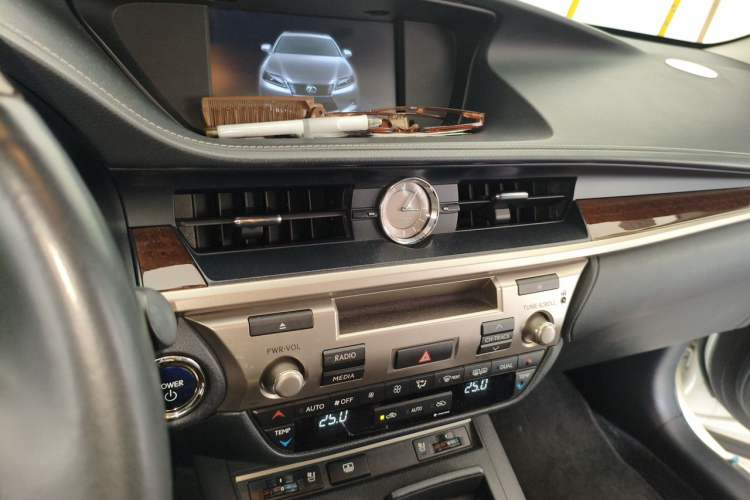 Used Lexus ES 2014 300h Luxury Edition Audio And AC Panel