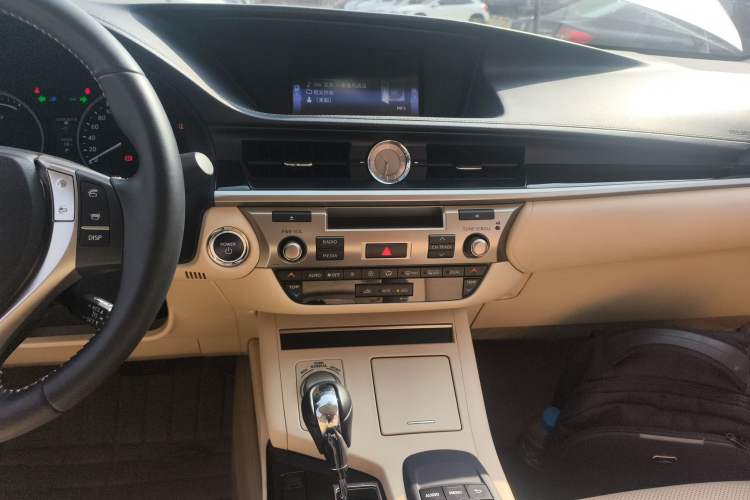 Used Lexus ES 2014 300h Elite Edition Audio And AC Panel